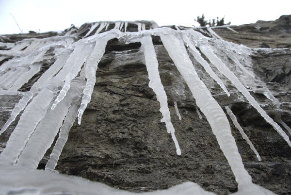 Eiszapfen entlang der Strasse Stuls-Bergün