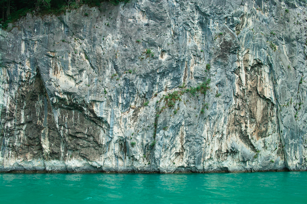 An den Vierwaldstättersee grenzender Fels