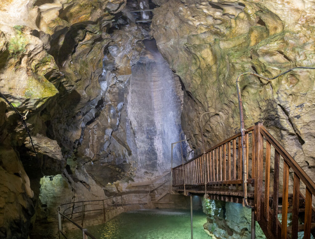 Wasserfall in der Grotte aux Fées